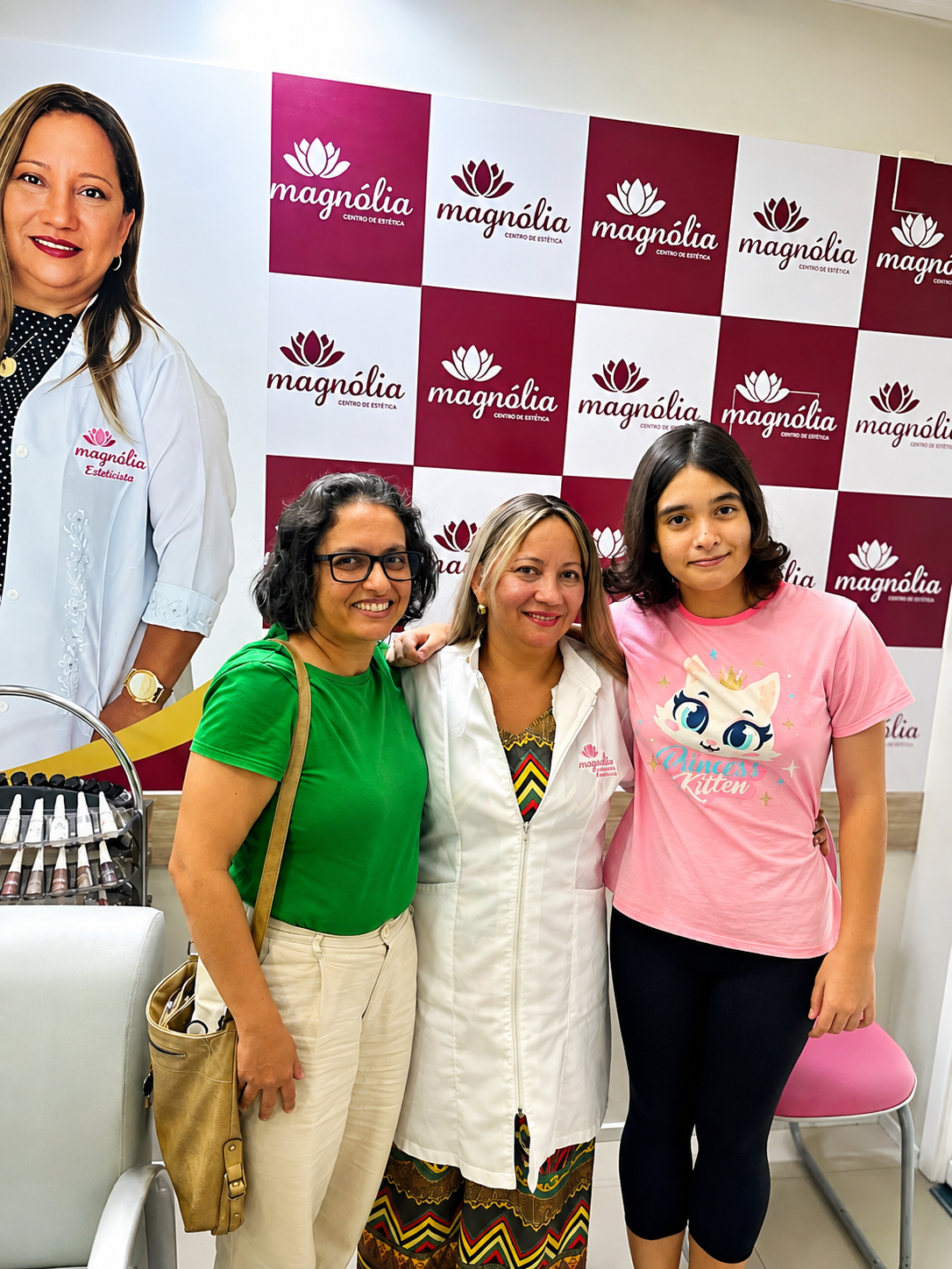 Magnólia com clientes no Centro de Estética Magnólia
